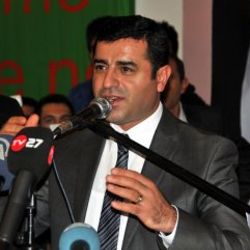 Demirtaş: IŞİD, Türkiye üzerinden Kobani'ye saldırıyor