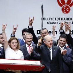 Bahçeli'ye Zülfikar hediye ettiler