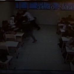 Derste telefonu çalan öğrenciyi öğretmen yumrukladı