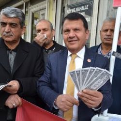 Adıyaman’da muhtarlar dolarları ateşe verdi