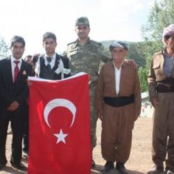 Mehmetçik Hakkari'de düğüne katıldı