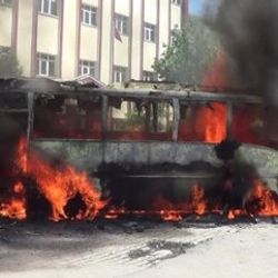 Erzurum'da özel halk otobüsü şoförleri otobüs yaktı