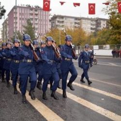 Asker Diyarbakır sokaklarında slogan atarak yürüdü