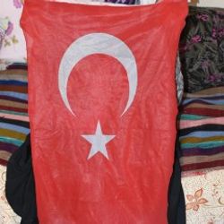 90 yaşındaki nine çöpte bulduğu bayrağı öperek evine astı