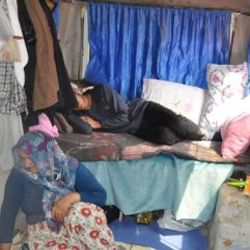 Evleri yanınca hurda minibüste yaşamaya başladılar