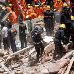 Hindistan'da çöken 5 katlı binada ölen sayısı artıyor