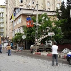 Kartal'da bir kamyon elektrik tellerini kopardı