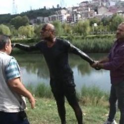 Polisten kaçarken dereye atladı