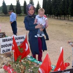 Somalı madencinin eşinden duygulandıran mezar ziyareti