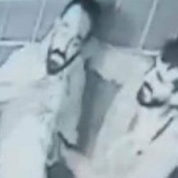 Apartman önündeki dayak ve gasp anı kamerada