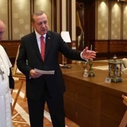 Erdoğan Papa'ya Fatih'in ahidnamesini gösterdi