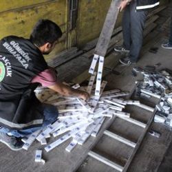 Gürbulak'ta bin 860 cep telefonu ele geçirildi