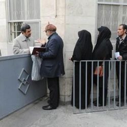 Mahmud Ahmedinejad evinin önünde mektup topladı