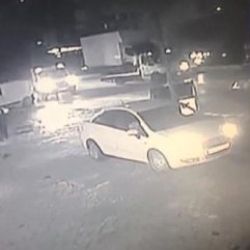 Çekiciyle otomobil çalan hırsızlar güvenlik kamerasında