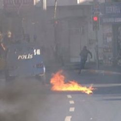 Okmeydanı'nda polise molotof kokteylli saldırı