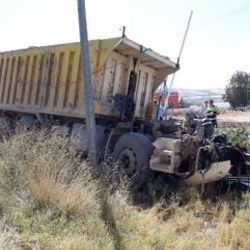 Yük trenine çarpan kamyon ikiye bölündü
