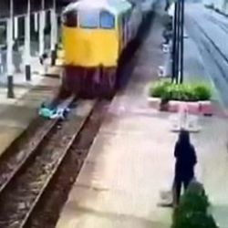 Taylandlı genç trenin altından sağ kurtuldu