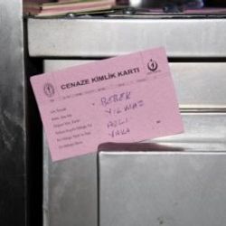 Bebeğinin bacağını kesen kadın serbest
