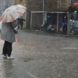 Edirne 10 dakikalık yağmur sonrası göle döndü İZLE