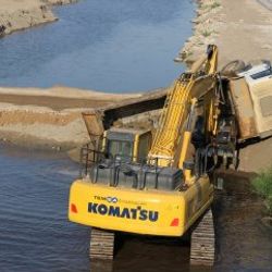 Meriç Nehri'nden hafriyat kamyonu devrildi