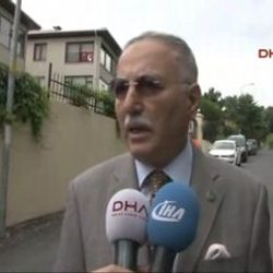 Ekmeleddin İhsanoğlu evinin önünde açıklama yaptı