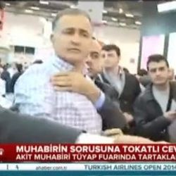Ekrem Dumanlı'nın koruması TÜYAP'ta gazeteci tokatladı