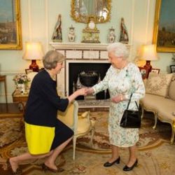 Theresa May Kraliçe Elizabeth'in huzurunda