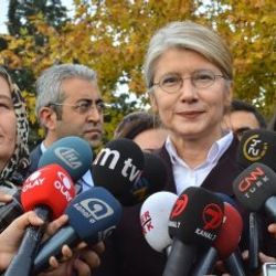 Emine Ülker'in heyetindeki tesettürlü teyze