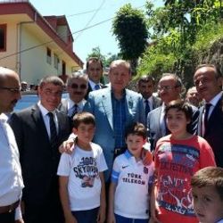 Rize'de bulunan Başbakan Erdoğan torunuyla poz verdi