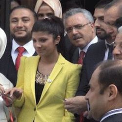 Erdoğan Paris'te genç çiftin nişan yüzüklerini taktı