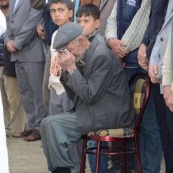 Madenci babasının ayağındaki yırtık kara lastik..