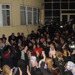 Cem töreninde elektrik kesilince itfaiyeyi taşladılar