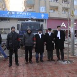 BDP'lilerden AK Parti binası ve polise güvenlik kordonu