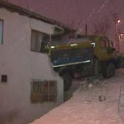 Kar küreme aracı yatak odasına daldı: 3 hafif yaralı
