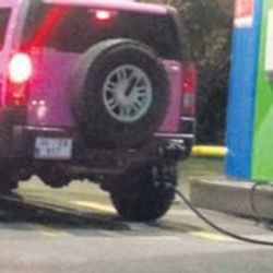 Pembe Hummer'ına tüp taktıran kadın sürücü