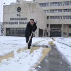 Osman Baydemir'in 12 saatlik kar nöbeti