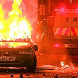 K. İrlanda'da olaylar: 10 polis yaralı
