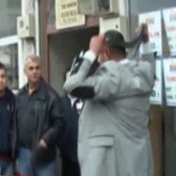 Boynunda yılanla ürün satmaya çalıştı