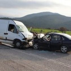 Otomobil minibüs ile çarpıştı: 4 ölü