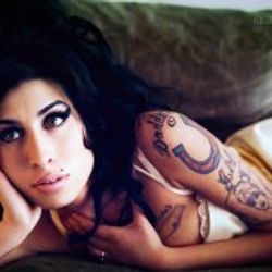 Amy Winehouse'un alkol zehirlenmesinden öldüğü doğrulandı