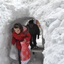 Hakkari'de kar hayatı durma noktasına getirdi