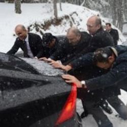 MHP'li vekillerin araçları yolda kaldı