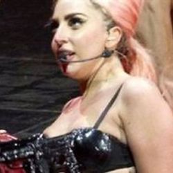 Lady Gaga’nın silahlı sütyeni tepki çekti