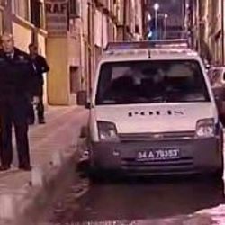 Elinde bombayla 100 metre yürüdü