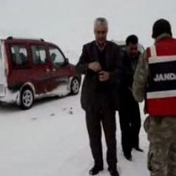 Jandarmadan yolda kalanlara çay ikramı