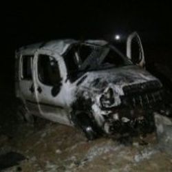 Yaralı sürücü hurdaya dönen aracını bırakmadı