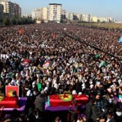 Diyarbakır'daki cenaze töreninde bir ilk