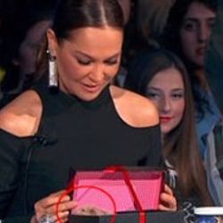 Hülya Avşar'ın kutusundan bakın ne çıktı