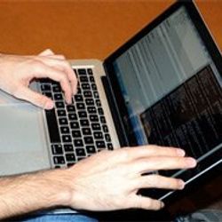 İşbaşında kedi videoları izleyerek zengin oldu