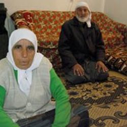 72 yaşında kimlik sahibi oldu